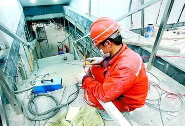 图片说明:9号线漕河泾开发区站东西站厅增加的四组步行扶梯已改造完成,工人正在加装扶手。