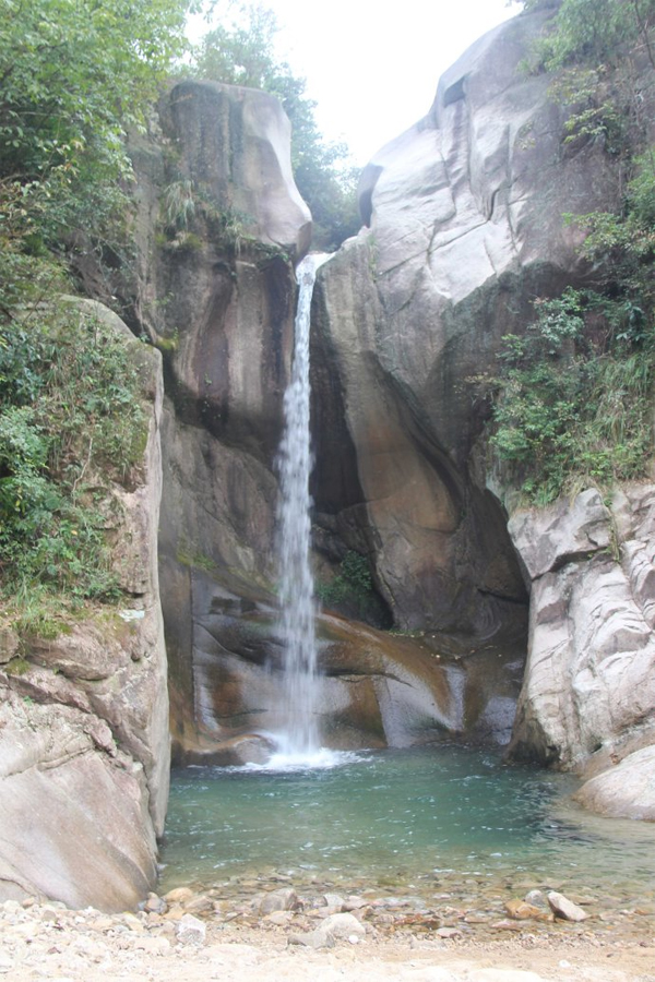 浙江天台山铜壶滴漏 银龙呼啸而下蔚为奇观|铜壶滴漏