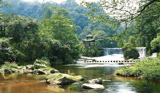 天台山隶属邛崃山脉,位于中国优秀旅游城市、巴蜀四大古城之一的文君故里邛崃市,距成都(吃,住,游,购,娱)110公里,相传因大禹在蜀治水,来此设台祭天而得名。 作为自然景观与人文历史紧密结合的天台山,以山奇、石怪、水美、林幽而著称。景区气候温和,雨量充沛,年均气温16,森林覆盖率达94.